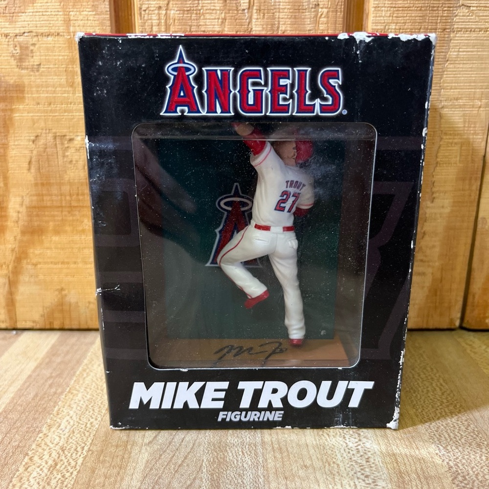 Mike Trout Figurine 2015 celebration of the home run robbing catch